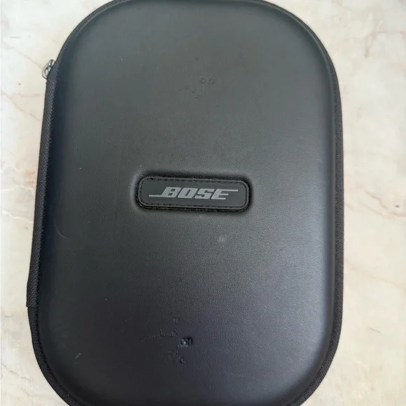 Bose Silver Over-Ear Wireless Headphones with Comfort and Style - Picture 6 of 6